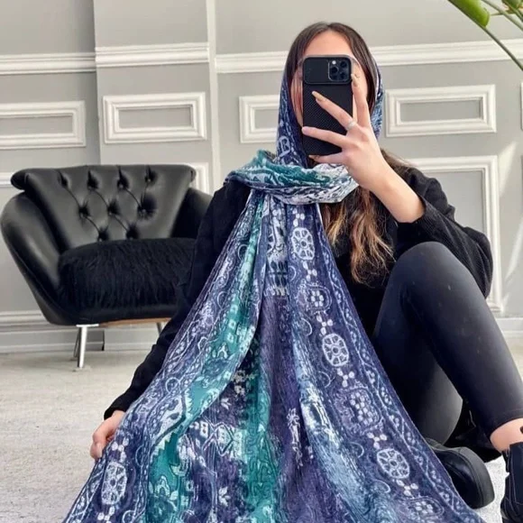 Scarf - Picture 2 of 7